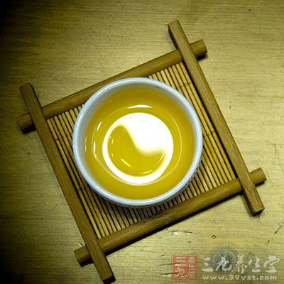 早在历史文献中记载普洱茶种植的人，是唐代咸通三年(公元862年)出使云南南诏地的唐吏樊绰