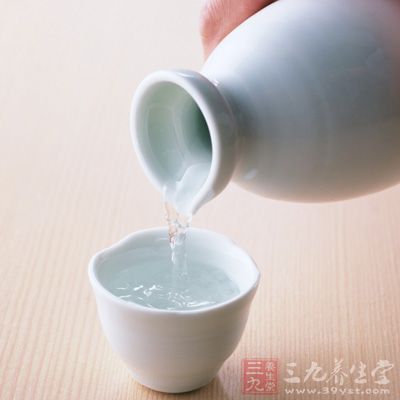 少量的酒精会有利于乳汁分泌，对孩子影响甚微