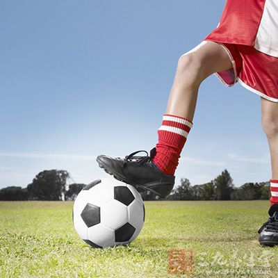 踢足球技巧 六大技巧让你变足球达人(4)