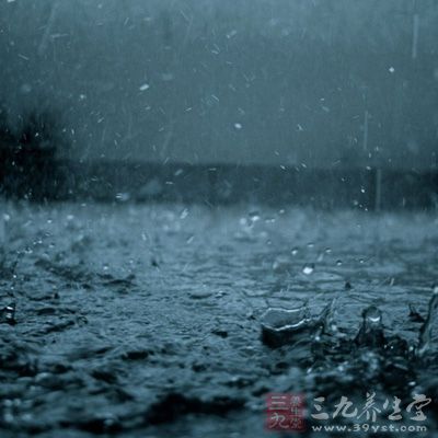 下雨天闷热天气少外出