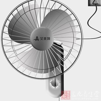 電風(fēng)扇在使用時(shí)好放置在門、窗旁邊，便于空氣流通，提高降溫效果，減少耗電量