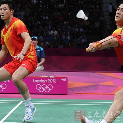 我打羽毛球快一年了,经常双打,我打后场。但是