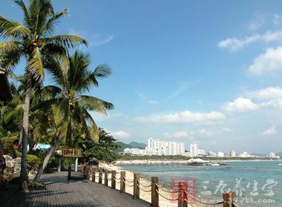 三亚位于海南岛的南端，是中国南部的热带滨海旅游城市