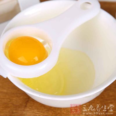在家里面最简单的祛痘方法就是用鸡蛋，将蛋黄和蛋清分离开，然后用蛋清敷脸