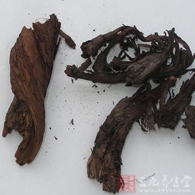 如果皮膚已經潰爛了，就先清洗干凈，然后再涂上紫草油，一般一個晚上就好了