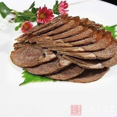 用料：咸牛肉，蛋一只打散，方便面我用了农心滴