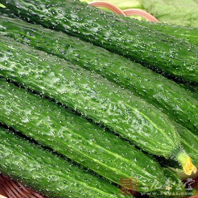 黄瓜含有大量的维生素和游离氨基酸