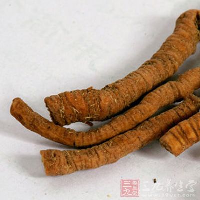 表現(xiàn)為舌及下頜部麻木，面部潮紅，并出現(xiàn)散在性丘疹