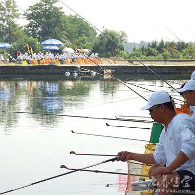 天然浴场水清沙细