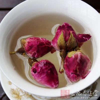 月季花茶：夏秋季節(jié)摘月季花花朵，以紫紅色半開放花蕾、不散瓣、氣味清香者為佳品