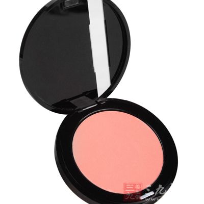 bb霜、散粉、眼线笔、腮红