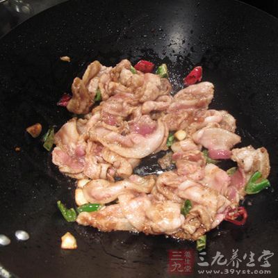 猪肉片入热油锅内炸熟