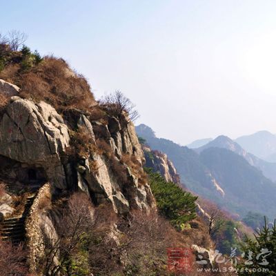 登山时观赏泰山景色