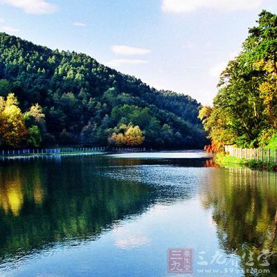 贵阳属亚热带湿润温和型气候，夏无酷暑，冬无严寒，空气不干燥，四季无风沙