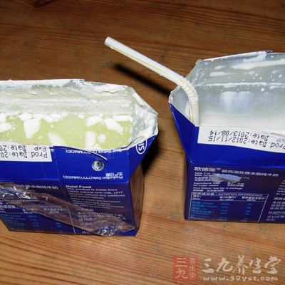 如果发现牛奶变酸或者有沉淀物开始凝结成块就不要再喝了 如果发现牛奶变酸或者有沉淀物开始凝结成块就不要再喝了