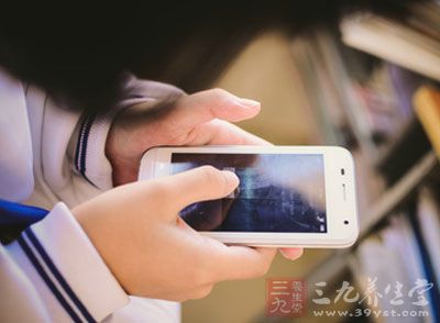 一天盯手机三四个小时 视力从1.0降到0.6