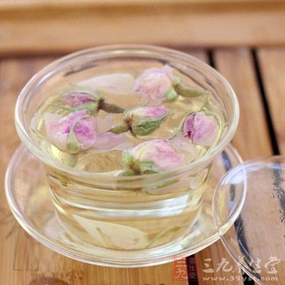 女性常用月季花瓣泡水当茶饮