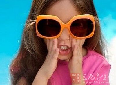 潮妈盲目跟风给3岁女儿戴太阳镜 导致孩子近视