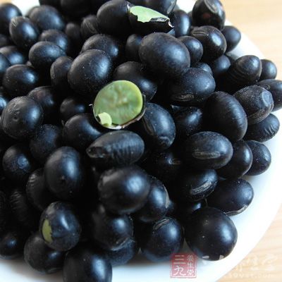 黑豆被古人誉为肾之谷，味甘性平，不仅形状像肾，还有补肾强身、活血利水、解毒、润肤的功效，特别适合肾虚患者