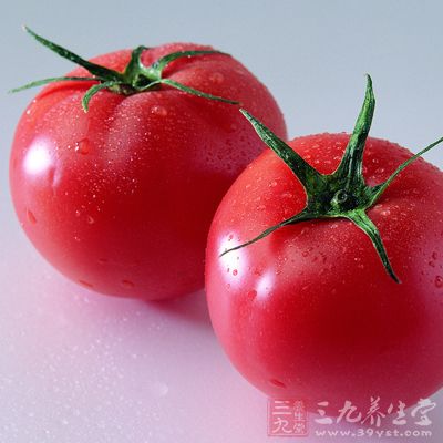 据说将西红柿捣烂将其涂在皮肤上能够有效地去斑