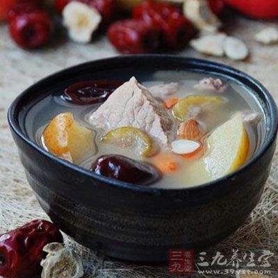 雪梨瘦肉汤能清热降火，此汤可治臊久咳和热性哮喘