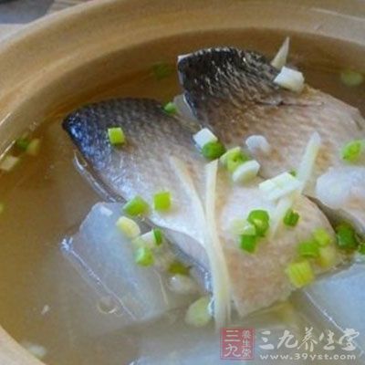 白鯽魚(yú)去鱗去鰓去內(nèi)臟用水洗凈