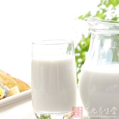 酸奶、牛奶還有豆奶都是我們常喝的奶類飲品