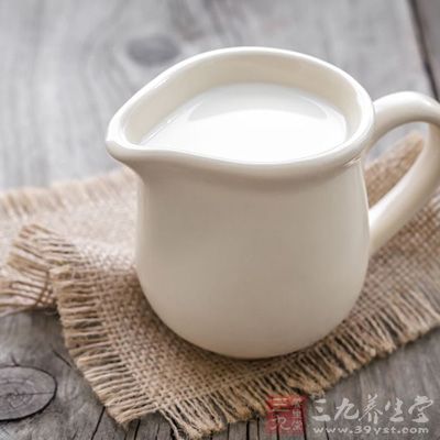 牛奶可以在胃黏膜表面形成一個(gè)很好的保護(hù)層