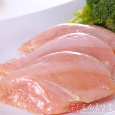 雞胸肉放入開水中煮熟之后，用手撕成細(xì)絲備用