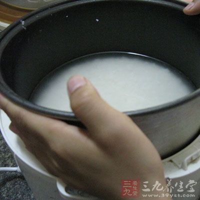 將洗干凈的大米放入電飯鍋中