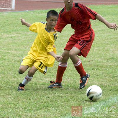 踢足球的好处 踢足球对身心的益处(10)