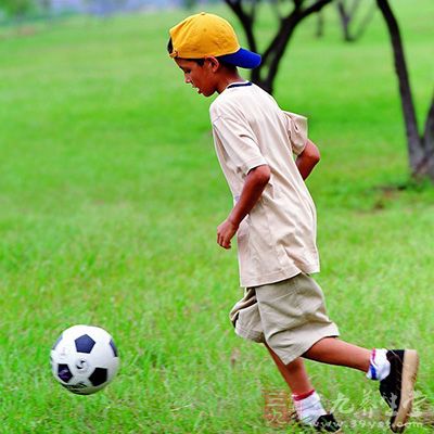踢足球的好处 踢足球对身心的益处(8)
