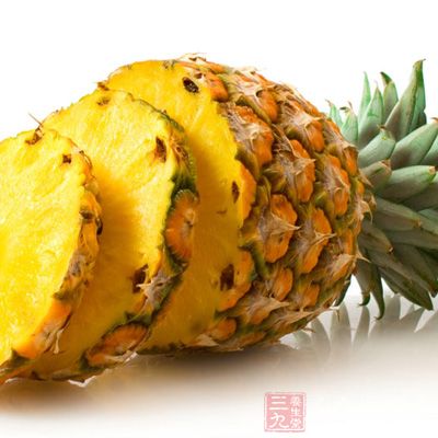 在菠萝中含有丰富的维他命b、c，它们都具有消除疲劳、释放压力的功效