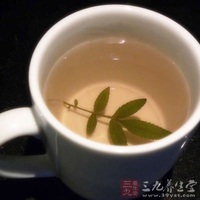 往你的温牛奶中或香草茶中放入少量蜂蜜