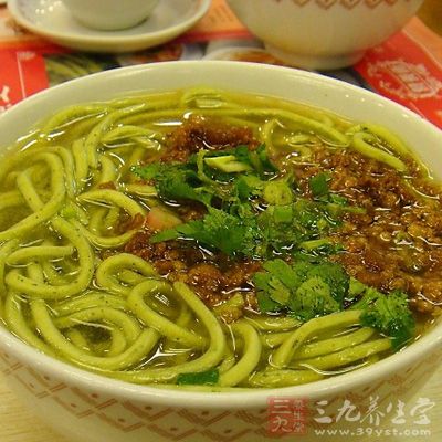 鸡蓉铺生粉，擀制成片，切成面条状