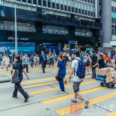 過馬路時如沒有紅綠燈指引請先停低望一望