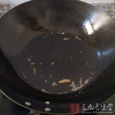 锅中油烧热