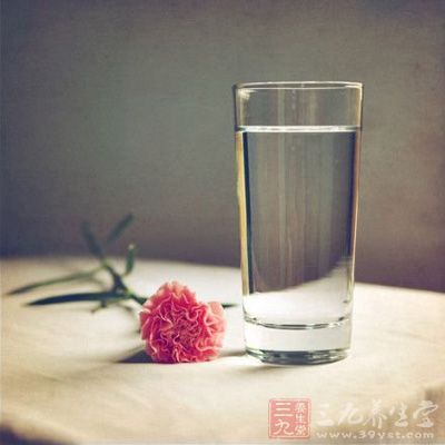 先喝水250毫升，半个多小时后用早餐