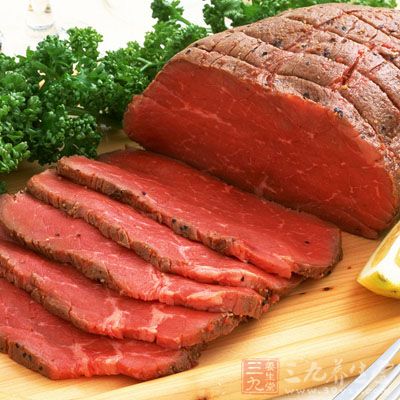 要多吃些含蛋白质、钙、铁较丰富的食物如牛肉