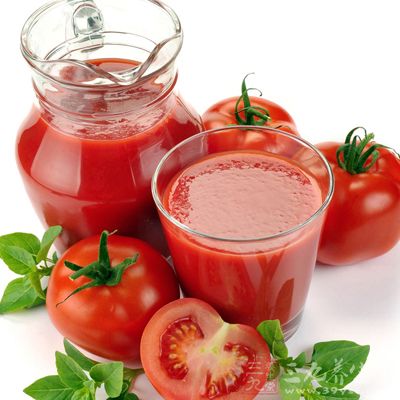 平时多喝一些西红柿汁要比生吃西红柿美白效果更显著