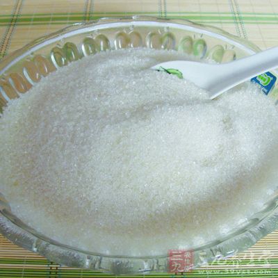将鲜奶与白糖混合后搅拌均匀