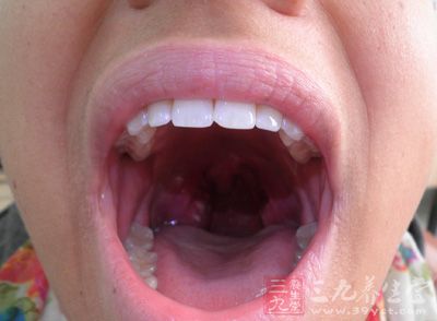 因此,我们可以综合过敏性唇炎的症状,给它下一个定义,过敏性唇炎,指