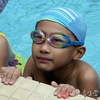 学游泳的技巧 初学者如何学会游泳(14)
