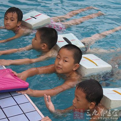 学游泳的技巧 初学者如何学会游泳(8)