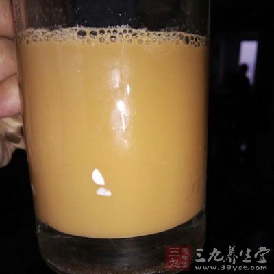 玛咖粉泡牛奶或咖啡