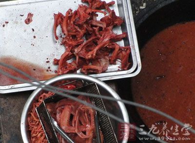 只因一包辣条 14岁女孩吃出胃穿孔