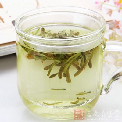 金銀花大黃茶：金銀花10克，大黃3克，一并泡茶飲用