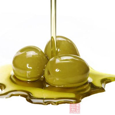 在温水中滴入适量橄榄油