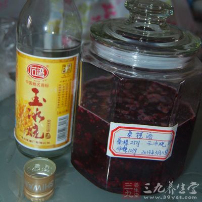 桑椹酒含有乌发素