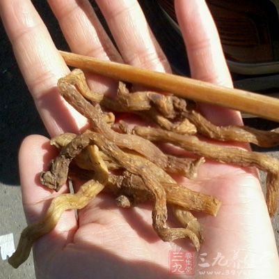 玉竹洗凈，切成4厘米長(zhǎng)的段